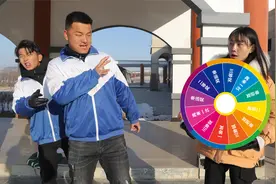 短剧：转转盘选成绩，不料学渣直接选走1000分的好成绩，什么鬼？视频封面