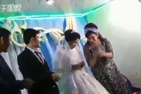 实拍！ 国外新郎婚礼现场“玩游戏”输了 竟直接挥拳暴打新娘视频封面