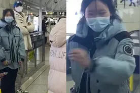 女生遇心动男生上前搭讪，到面前秒怂尴尬跑回，男生反应网友急坏视频封面