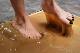 美女作死挑战全球最强胶水，光脚踩上去那一刻，瞬间后悔了！视频封面