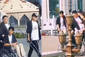 凤凰传奇曾毅腿受伤，坐轮椅陪玲花录节目，岳云鹏在一旁拿着拐杖视频封面