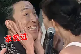 林志玲在颁奖台上亲黄渤，黄渤的表情被吓惨了，网友：放开让我来视频封面