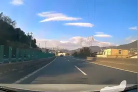 浙江一女子高速开车因手机欠费无法导航，打110求助充值视频封面