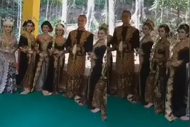 印尼男子喜迎8位漂亮老婆羡煞旁人，得知身份后网友直呼：清醒点视频封面