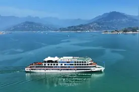 全球最大纯电动游轮正式亮相，船身全长100米，可载1300人乘客视频封面