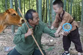 小孩扶起摔倒的老人，不料竟是牛神仙，送小孩一面穿越时空的镜子