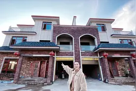 乡村墅说家：农村兄弟自建宽24进深13米，叫人称赞的双拼联排别墅视频封面