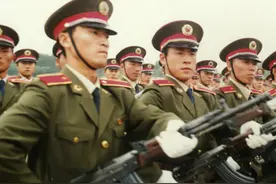 山寨货？国产81式自动步枪和AK-47有啥关系，长得这么像