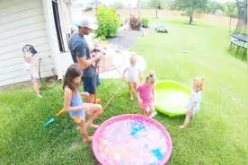 五胞胎本季最后一场水气球大战，最后小屁股扭得太可爱了！