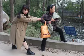 两个儿子不让母亲进家门，老人跑去跳河，侄女好心收留后惊喜来了视频封面