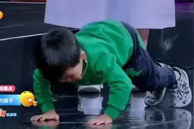 神奇：4岁乒乓球天才，轻松对决发球机，简直就是未来的世界冠军视频封面