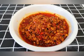 教你在家做蘑菇酱，做法步骤超简单，鲜嫩好吃，放一个月都不坏