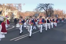 实拍：德国民众盛装游行享乐庆新年 不断高呼“新年快乐！”视频封面