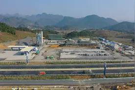 广连高速岭背服务区大楼即将封顶  基础设施即将完工视频封面