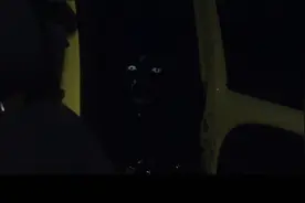 夫妻晚上开车 在半路上遇到恐怖一幕 高分恐怖片视频封面