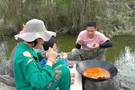 美女厉害了，钓到大货直接架锅开煮，满满一大锅吃得超过瘾，真爽视频封面