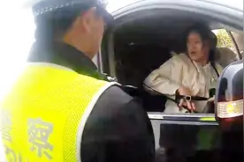 实拍：湖北危急孕妇就医遇高速堵车 交警全程鸣警笛开道护送视频封面