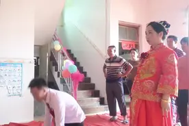 广东一对新人结婚，新娘怀孕了，挺着大肚子，正在拜堂成亲视频封面