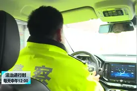 北京这个大货车司机真会玩：用化学试剂把车牌上的漆给抹了！视频封面