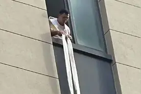 杭州一小区空调外机起火，男子上演“教科书操作”！