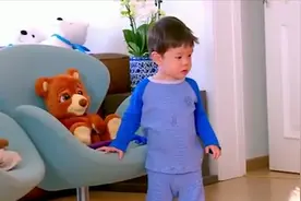 嗯哼和自家狗狗争宠，气得大喊：给我让一让！萌娃争宠名场面视频封面