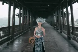 广西壮乡姑娘真漂亮，小兵带美女拍照误入剧组，结果被导演看中了视频封面