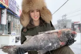 285元买了一条19.2斤的野生胖头鱼，这么大的鱼怎么做才好吃？