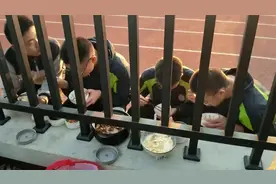 女子给高三儿子全宿舍送饭，热用盆冷用锅：在一声声妈中迷失自我