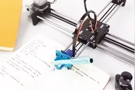 孩子作业多动起歪脑筋：800元买“写字机器人”，连作文都能帮写视频封面
