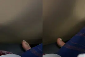 女子坐飞机遭后座乘客脚蹬座椅扶手:空姐提醒无效 就这么放了一路视频封面