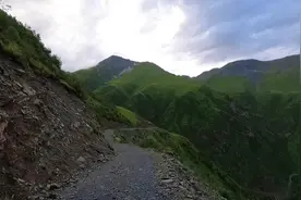 藏族小伙骑摩托载芒果走悬崖山路去偏僻牧民家，太险了有点后怕视频封面