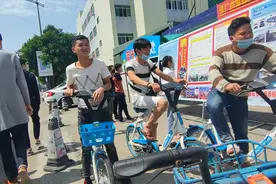 东莞蓝光科技厂，好多人找工作，然而工厂却暂停招工，男人太难了视频封面