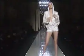 白色究竟应该怎么穿才能变女神？第1时尚，揭秘白色搭配全过程