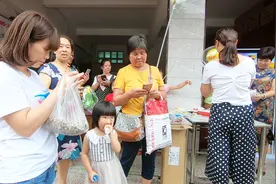 农村姑娘上街感觉被骗！路人说加微信下啥软件？一天能赚5万元视频封面