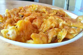 于姐用自家鸡下的蛋做煎鸡蛋，味香色泽金黄，这样的鸡蛋真好吃