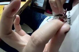 臭美又舍不得花钱的静妹，33块钱买三瓶指甲油自己涂，看着还不错视频封面