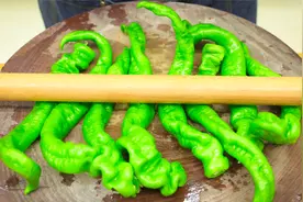 辣椒炒肉要怎样处理辣椒？厨师长的这个做法，网友直呼专业