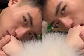 情侣重逢男子深情望着女友，反复亲吻手指抬眼满是爱：成年人爱情视频封面