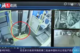 女孩下公交车时脚被门夹住，拖行25秒后才被发现！现场视频曝光视频封面
