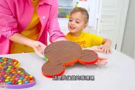 小男孩跟哥哥玩巧克力猜猜游戏,他们究竟谁能取得最终的胜利呢？视频封面