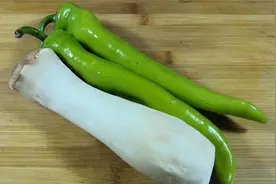 2根青椒1根杏鲍菇一起搭配，没想到那么好吃，鲜香下饭，越吃越香