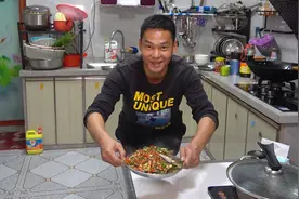 阿琪这样焖煮小鱼干，香辣爽口下酒又下饭，今晚又要多吃两碗饭了视频封面