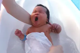 专业护士做的新生儿洗澡教学，讲解细致入微，赶快收藏起来吧！