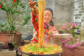 农村媳妇切3斤牛肉，做一锅牛肉白菜炖粉条，俩个妈妈一人喝一瓢