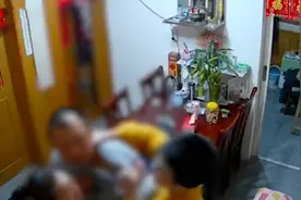 江苏一男孩为多玩会，锁喉父亲脚踹爷爷，举起饮料往自己爹头上浇视频封面