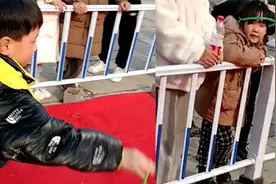 男孩套圈意外套中观众女孩，老母亲激动到撒腿就抢：正好缺个儿媳视频封面