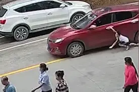 男孩拽爸爸车把手误被拖行 爬起后连忙大喊“爸爸不要怪我”视频封面