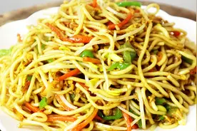 原来正宗的炒面是这样做，大厨教几个技巧，不坨不粘，劲道又好吃