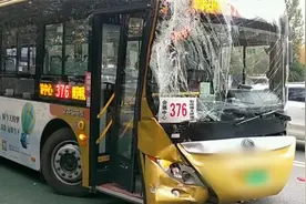 3连撞！哈尔滨一公交车连续追尾2车，一孕妇被送医多乘客轻伤视频封面