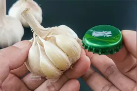 扒大蒜别再用手剥，只需一个啤酒盖，去皮简单又快速，方法太棒了视频封面